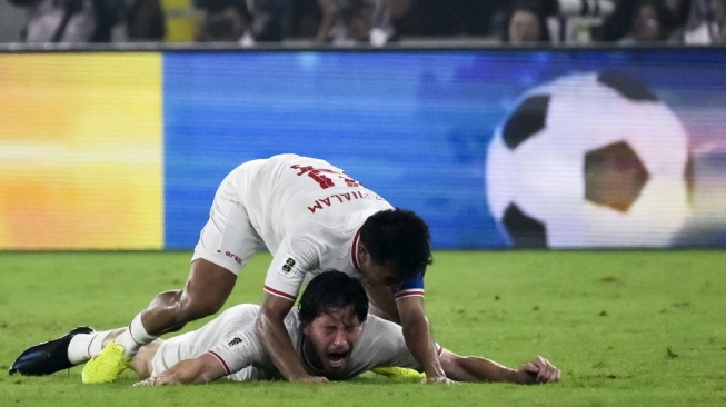 Gelandang Timnas Indonesia, Thom Haye (bawah) melakukan selebrasi usai mencetak gol di pertandingan Kualifikasi Piala Dunia 2026 zona Asia. [Bay Ismoyo / AFP]