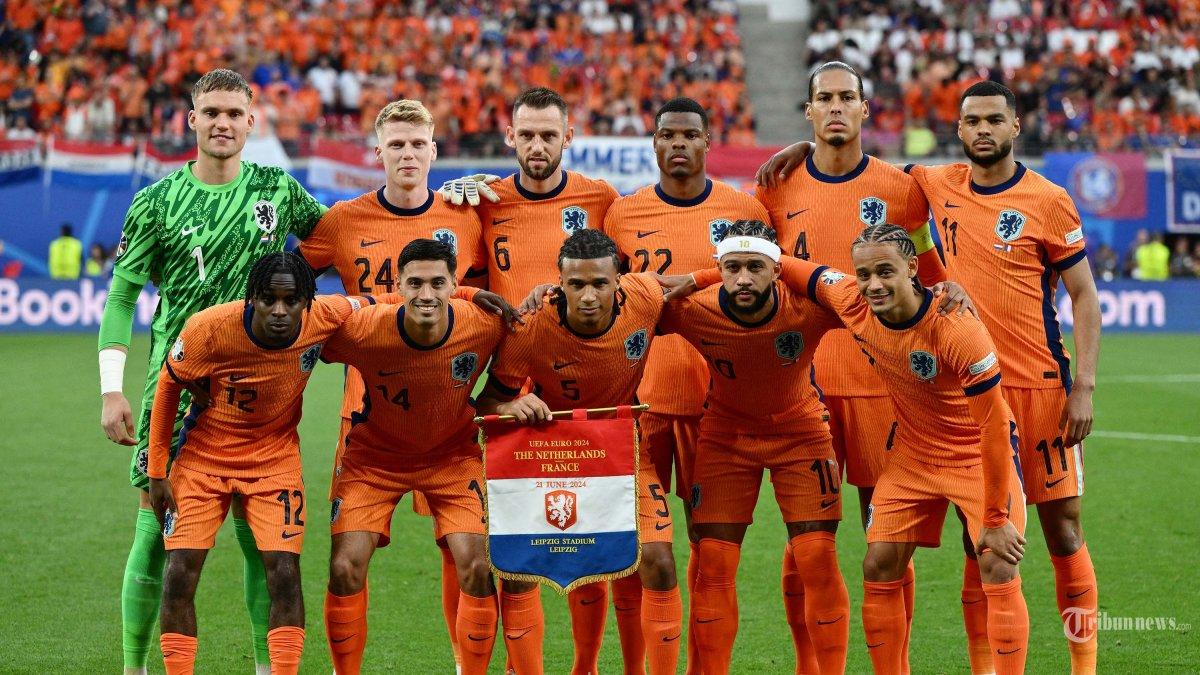 (Dari Kiri) Penjaga gawang Belanda #01 Bart Verbruggen, penyerang Belanda #12 Jeremie Frimpong, gelandang Belanda #24 Jerdy Schouten, gelandang Belanda #14 Tijani Reijnders, bek Belanda #06 Stefan de Vrij, bek Belanda #05 Nathan Ake, bek Belanda #22 Denzel Dumfries, penyerang Belanda #10 Memphis Depay, bek Belanda #04 Virgil Van Dijk, penyerang Belanda #07 Xavi Simons dan penyerang Belanda #11 Cody Gakpo berpose sebelum UEFA Euro 2024 Pertandingan sepak bola Grup D antara Belanda dan Prancis di Stadion Leipzig di Leipzig pada 21 Juni 2024. Jadwal siaran langsung Euro 2024 malam ini menyuguhkan dua pertandingan 16 besar, Rumania vs Belanda dan Austria vs Turki live RCTI. (Photo by Christophe SIMON / AFP)